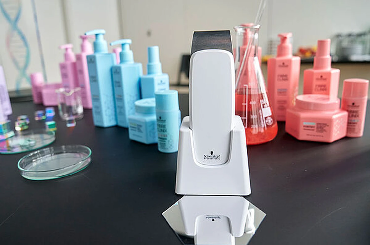 Hairfashion by Edmond - Haarschnitt und Styling - Haarpflegeprodukte und ein handliches Haarbehandlungsgerät in einer Laborumgebung. 